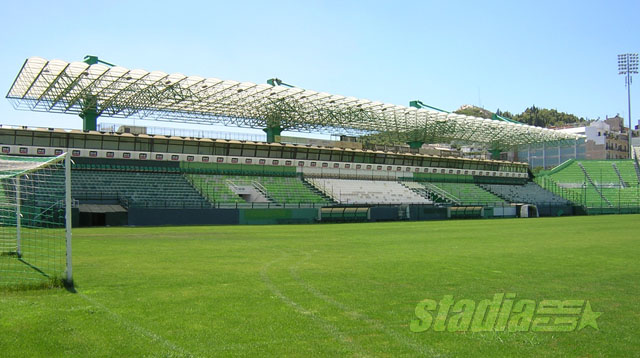 The south stand (gates 8-9-10-11-12) with the press booths and the new roof that was added in 2003 - Click to enlarge!